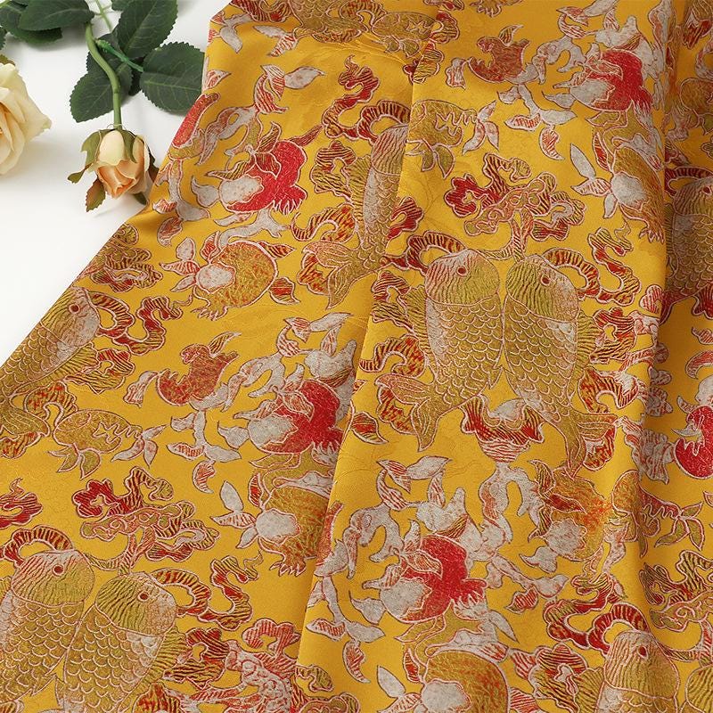 Tissu satin de soie à motif de thé Double Fish : 150 cm de large. Idéal pour l'ameublement, les costumes et les cheongsams.