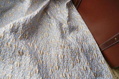 Tissu jacquard floral à fil doré : texture 3D, largeur 142 cm, pour l’ameublement et la confection de costumes.