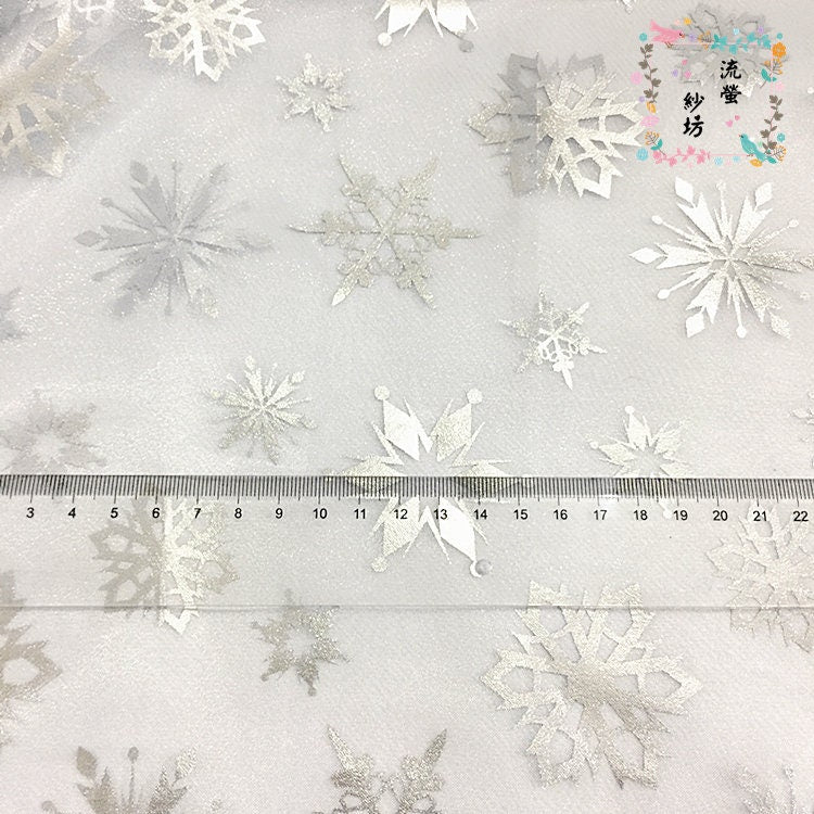 Tissu organza à motif flocon de neige : impression à chaud bleue et blanche, 150 cm de large