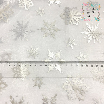 Tissu organza à motif flocon de neige : impression à chaud bleue et blanche, 150 cm de large