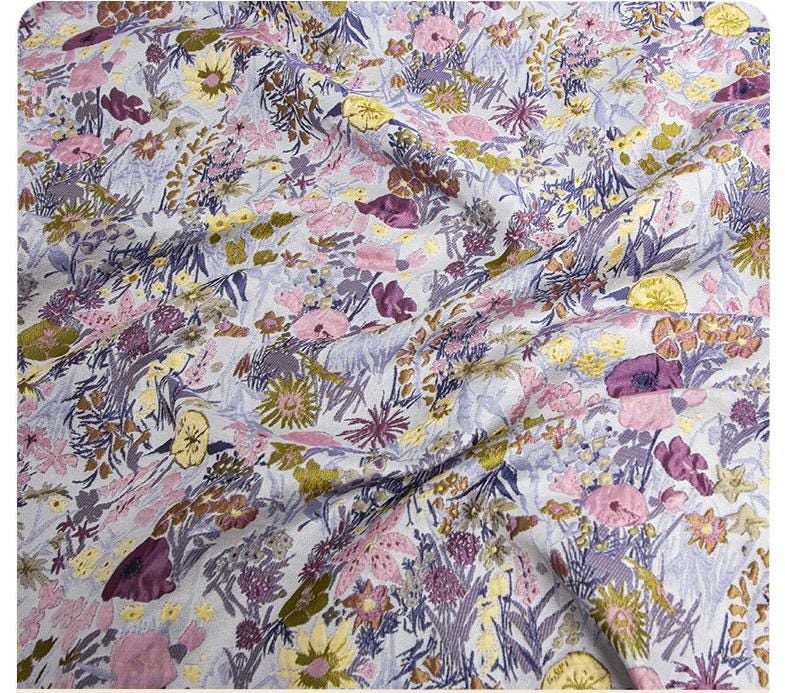 Tissu jacquard à motifs floraux : rayonne polyester gaufrée réversible, 150 cm de large
