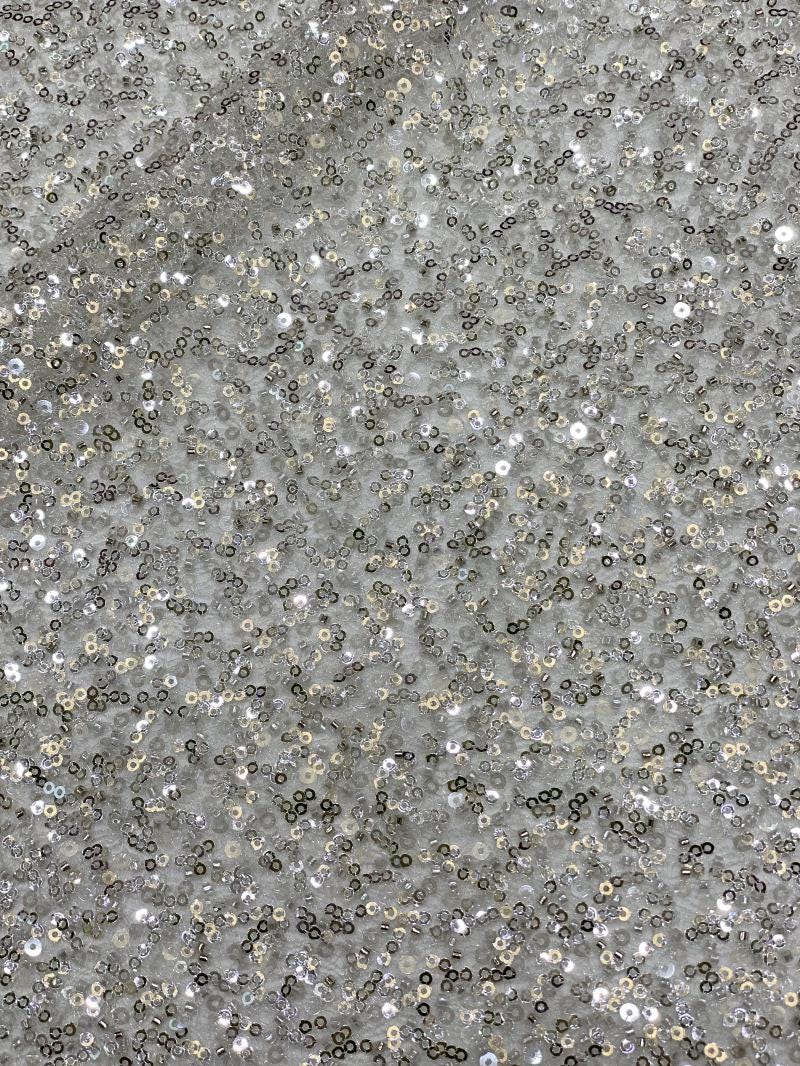 Tissu brodé de sequins et de cristaux : 124 cm de large, matériau pour robe de bal de créateur