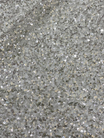 Tissu brodé de sequins et de cristaux : 124 cm de large, matériau pour robe de bal de créateur