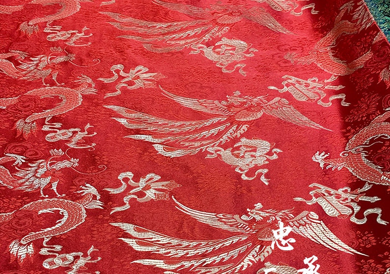Tissu brocart de soie rouge et or : motif dragon et phénix chinois pour ameublement et costumes - 75 cm de large