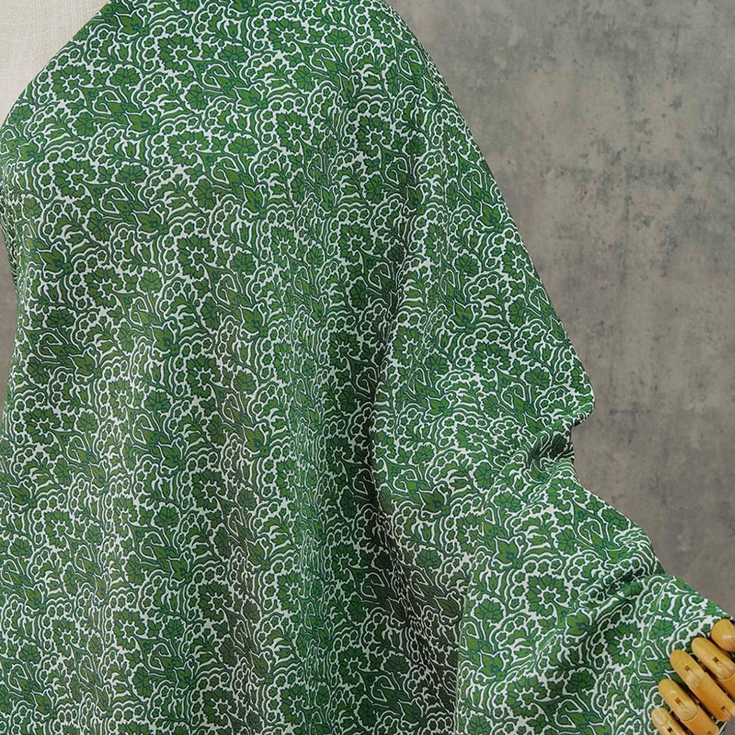 Tissu jacquard tissé à motif floral vert : réversible, pour ameublement, costumes, kimonos - 140 cm de large