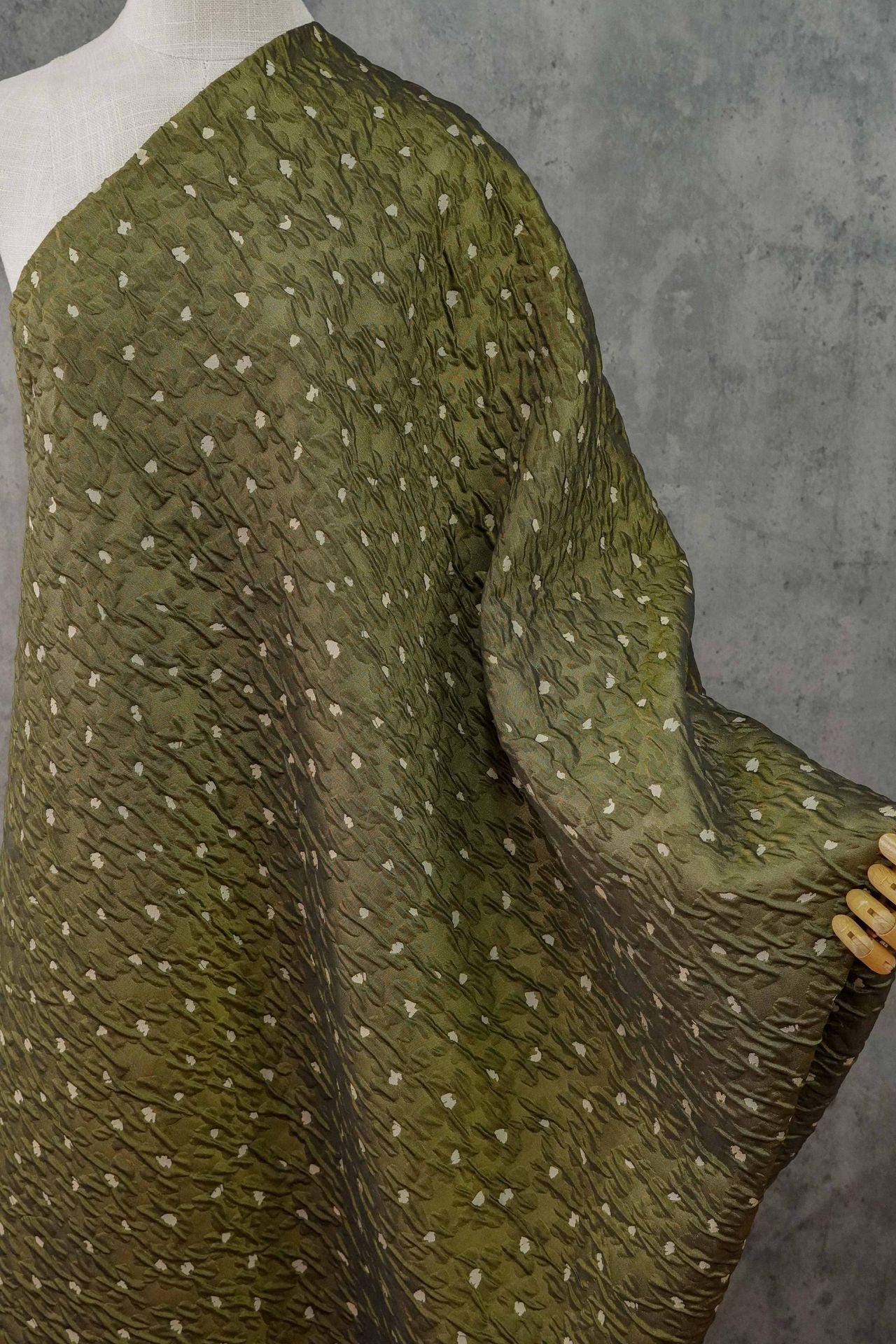 Tissu brocart jacquard floral vintage en relief 3D - 140 cm de large