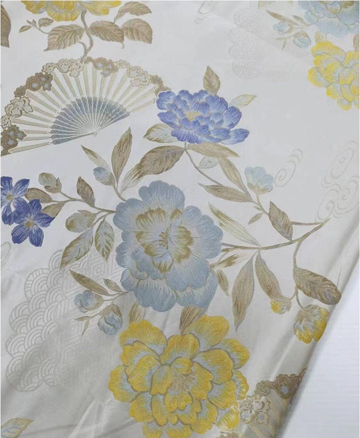 Tissu jacquard floral vintage : motif papillon et fleurs, 145 cm de large