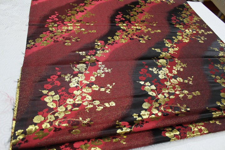 Tissu brocart à fleurs de cerisier : mélange de soie et de rayonne à motifs floraux japonais