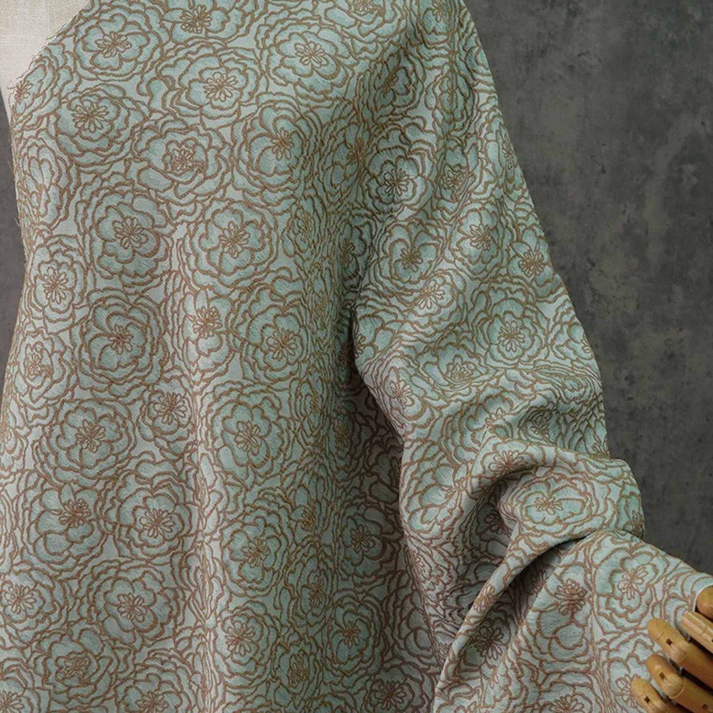 Tissu jacquard floral à fil doré : ameublement 3D, costumes et couture - 140 cm de large