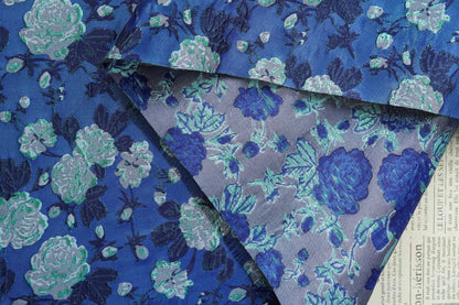 Tissu brocart jacquard vintage à roses bleues et fils dorés : matériel de couture pour projets DIY
