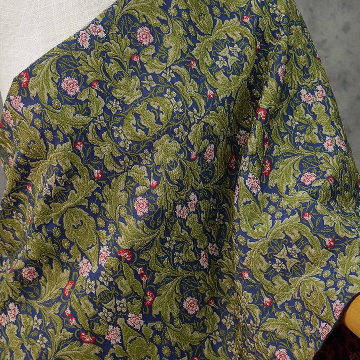Tissu d'ameublement jacquard à motifs floraux : style victorien-édouardien, 140 cm de large