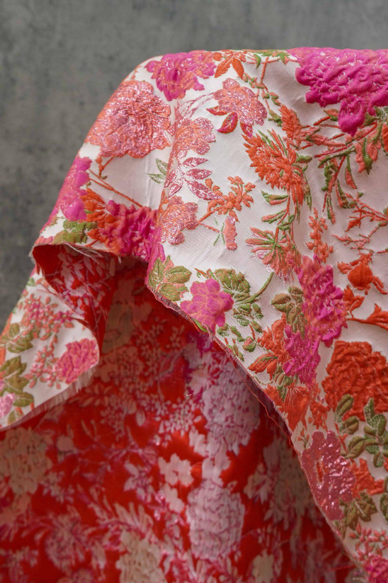 Tissu rose à motif floral en relief : mélange polyester-rayonne de 132 cm de large