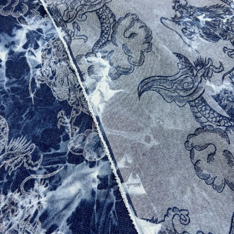 Tissu denim en coton délavé tie-dye : matière jean bleu délavé (170 cm de large)