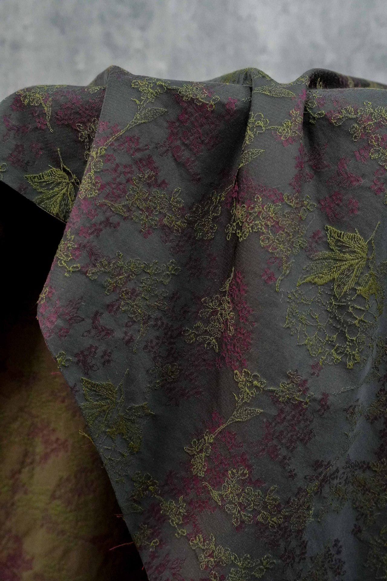 Tissu jacquard floral noir vintage : matière tissée rétro en relief, 145 cm de large