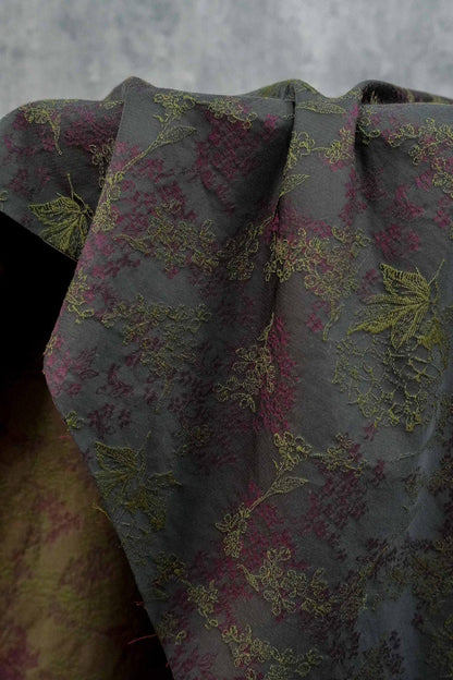 Tissu jacquard floral noir vintage : matière tissée rétro en relief, 145 cm de large