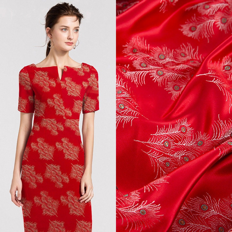 Brocart à plumes de paon : soie chinoise magenta, pour l’ameublement et la couture – au mètre