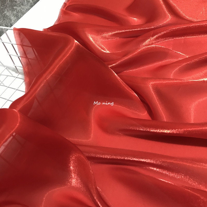 Tissu satin de soie cristal brillant comme l'eau : lustre métallique, 145 cm de large