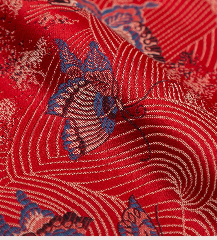 Brocart de soie rouge de Chine : Jacquard à motifs floraux et papillons