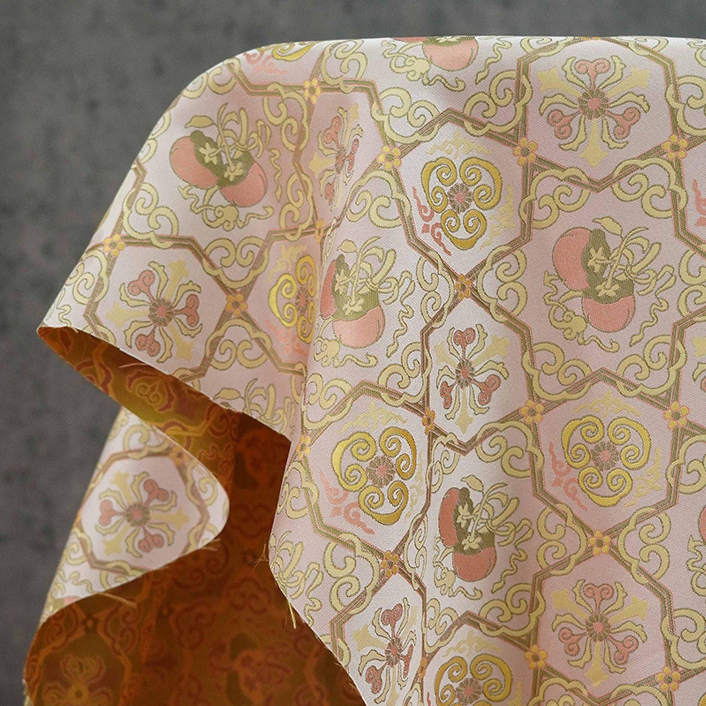 Tissu cheongsam en brocart rose clair : Huit trésors Ruyi, 150 cm de large