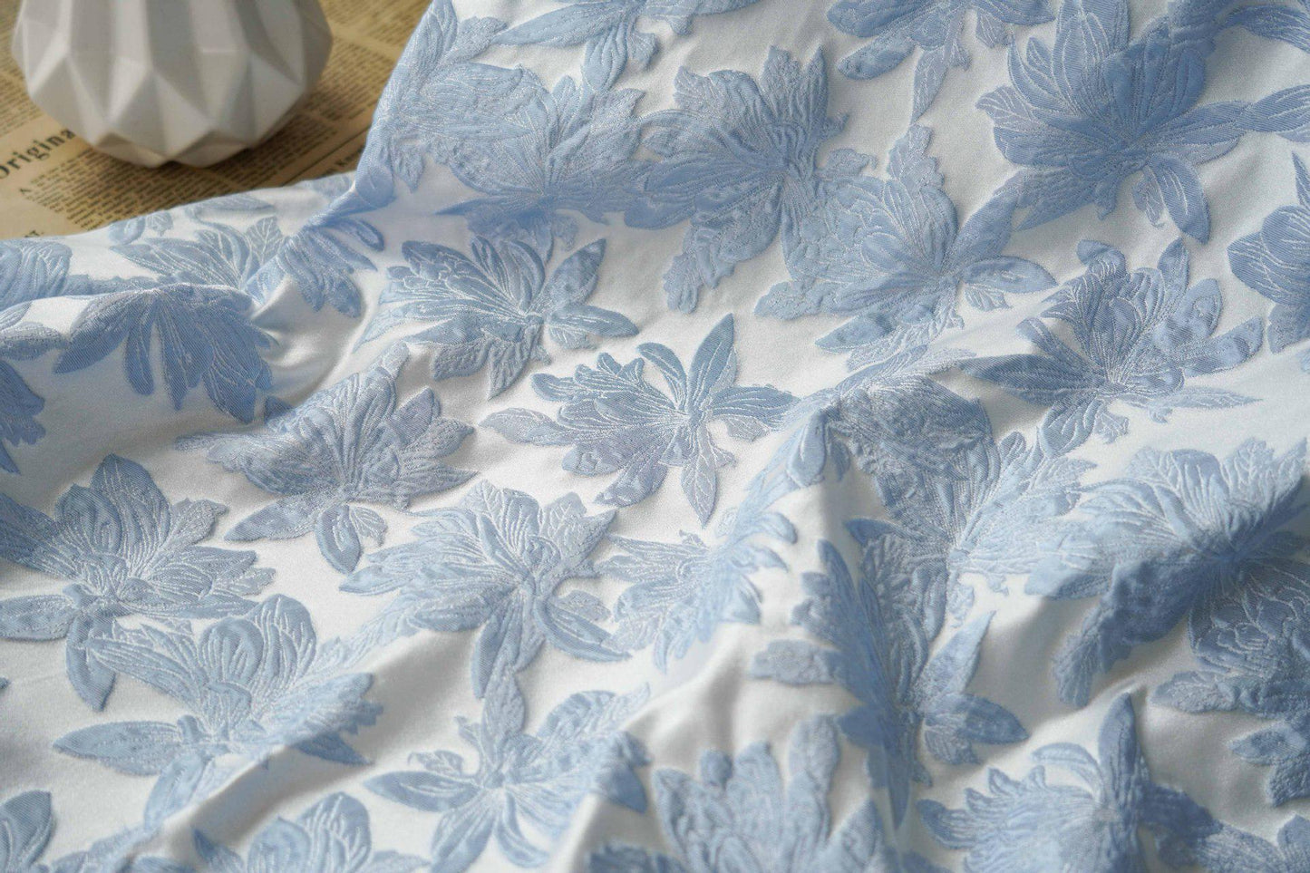 Tissu jacquard fleuri bleu clair : style vintage 3D, 160 cm de large