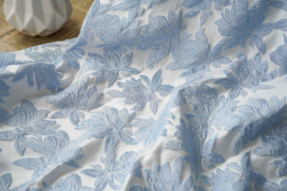 Tissu jacquard fleuri bleu clair : style vintage 3D, 160 cm de large