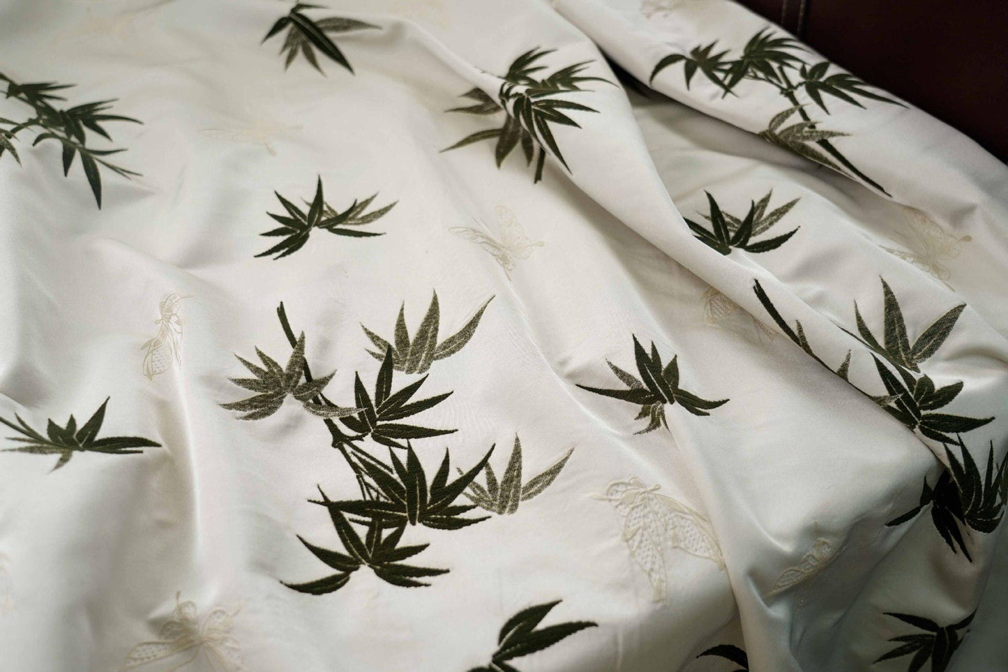 Tissu chenille jacquard réversible : tissage floral japonais en relief (55 po L)