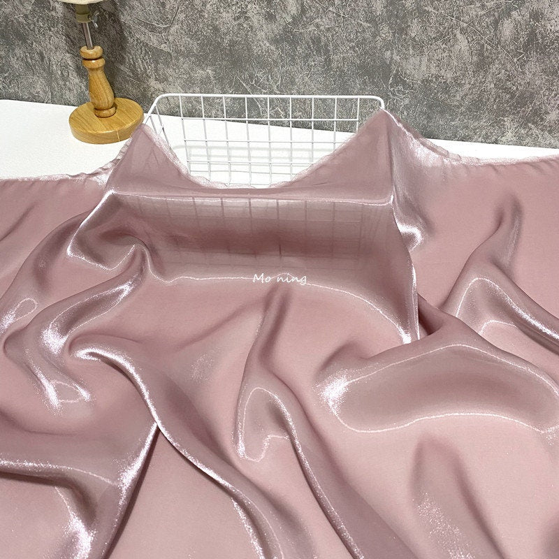 Tissu satin de soie cristal brillant comme l'eau : lustre métallique, 145 cm de large