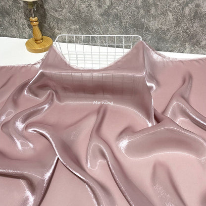 Tissu satin de soie cristal brillant comme l'eau : lustre métallique, 145 cm de large