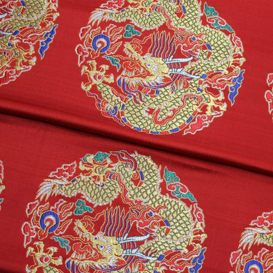 Tissu brocart à motif de dragon chinois rouge : mélange de soie et de rayonne multicolore