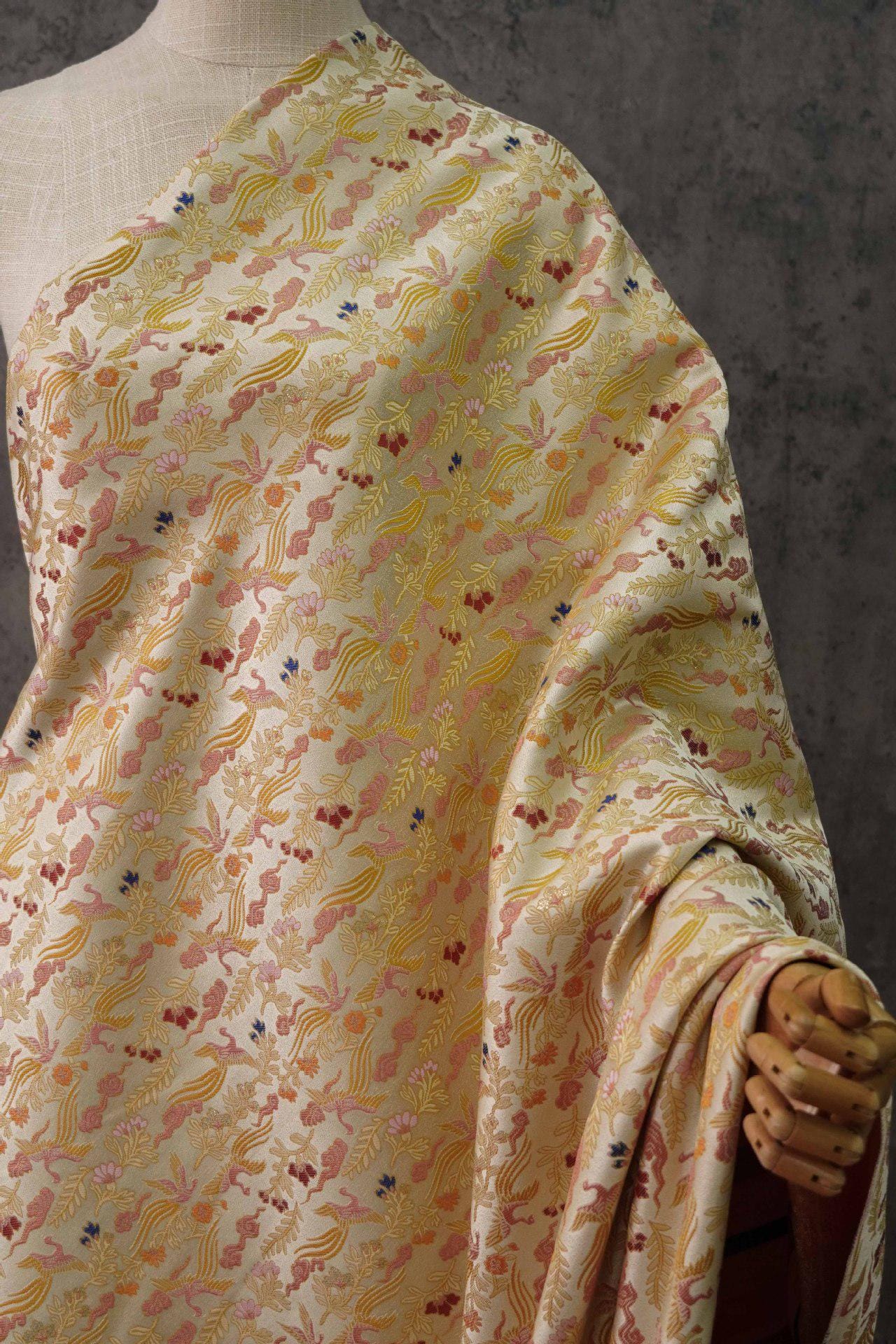 Tissu brocart Phoenix : mélange de rayonne de 150 cm de large, tissu pour robe d’empereur