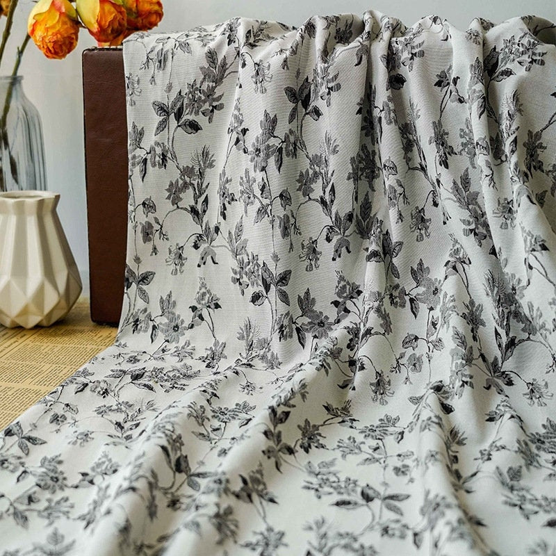 Tissu jacquard à motif floral : tissage gaufré noir et blanc, largeur 109 cm (43 po) - au mètre