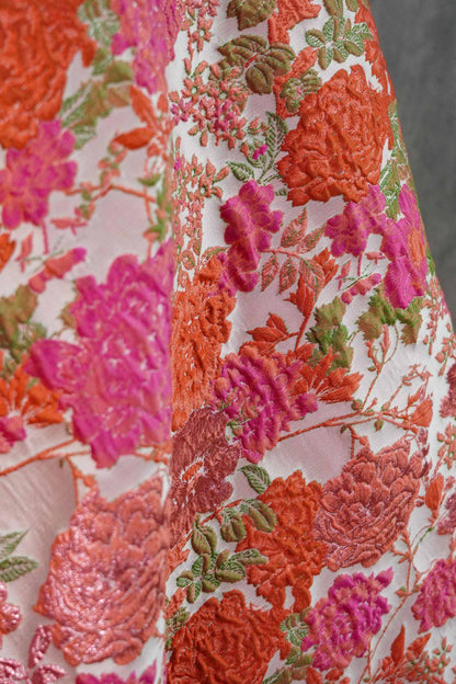 Tissu rose à motif floral en relief : mélange polyester-rayonne de 132 cm de large