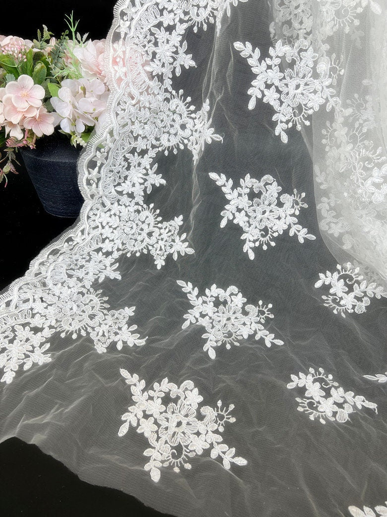 Tissu en dentelle brodée de fleurs 3D - 150 cm de large - Idéal pour une qipao de mariage