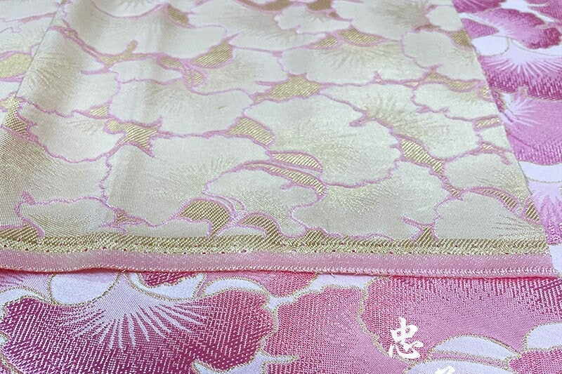 Tissu brocart rose Ginkgo Biloba : damas tissé réversible, 1 mètre
