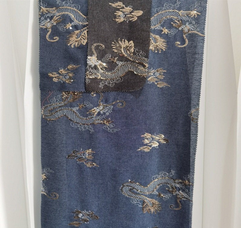 Tissu denim brodé de dragons : coton tissé jacquard, 124 cm