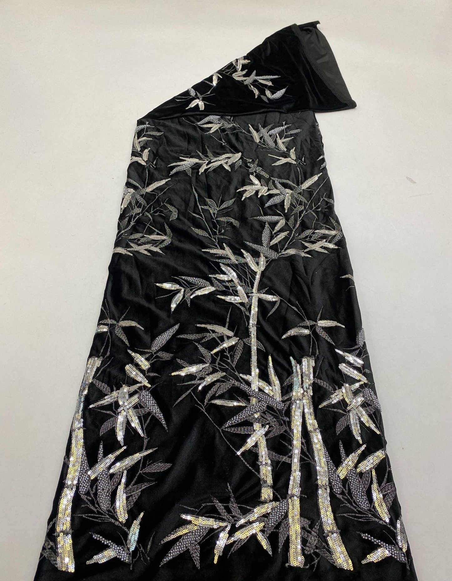 Tissu velours perlé : motif de pilier brodé de 43 pouces de large