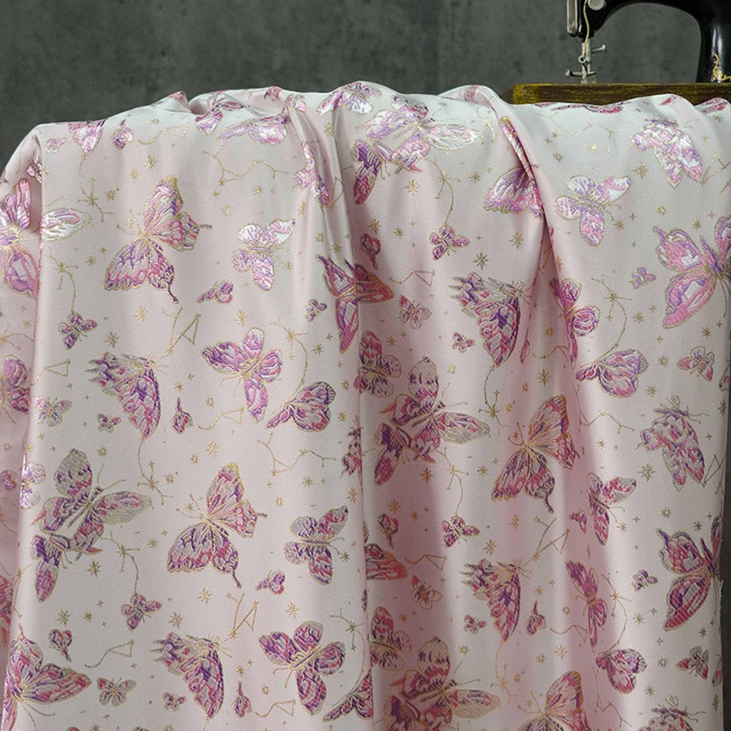 Tissu brocart de soie rose : Jacquard à motifs floraux papillons, 150 cm de large
