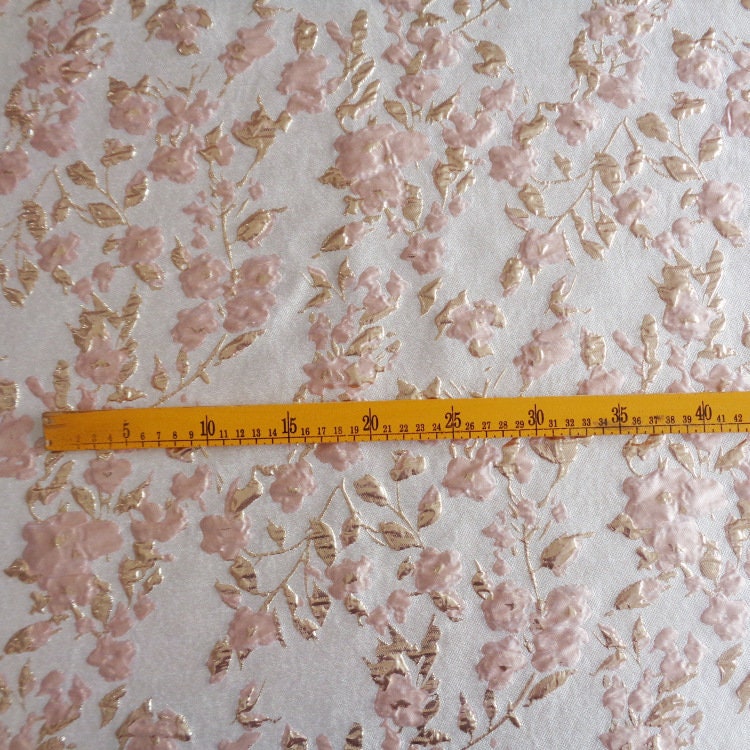 Tissu jacquard à motif floral et fils dorés : texture 3D pour ameublement et costumes - 142 cm de large
