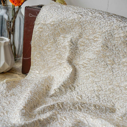 Tissu jacquard floral à fil doré : texture 3D, largeur 142 cm, pour l’ameublement et la confection de costumes.