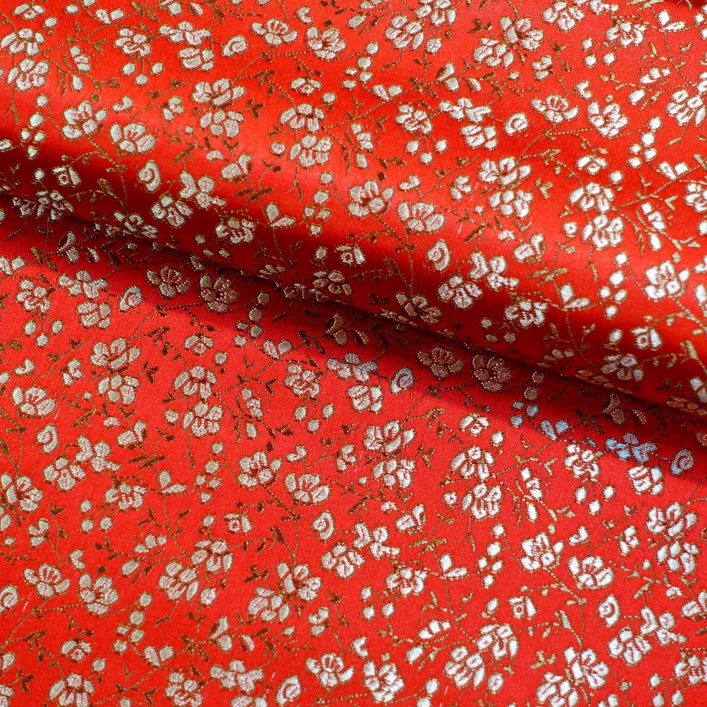 Tissu brocart de soie à motifs floraux : satin de rayonne de 114 cm de large, idéal pour la confection de costumes et l’ameublement, vendu au mètre.