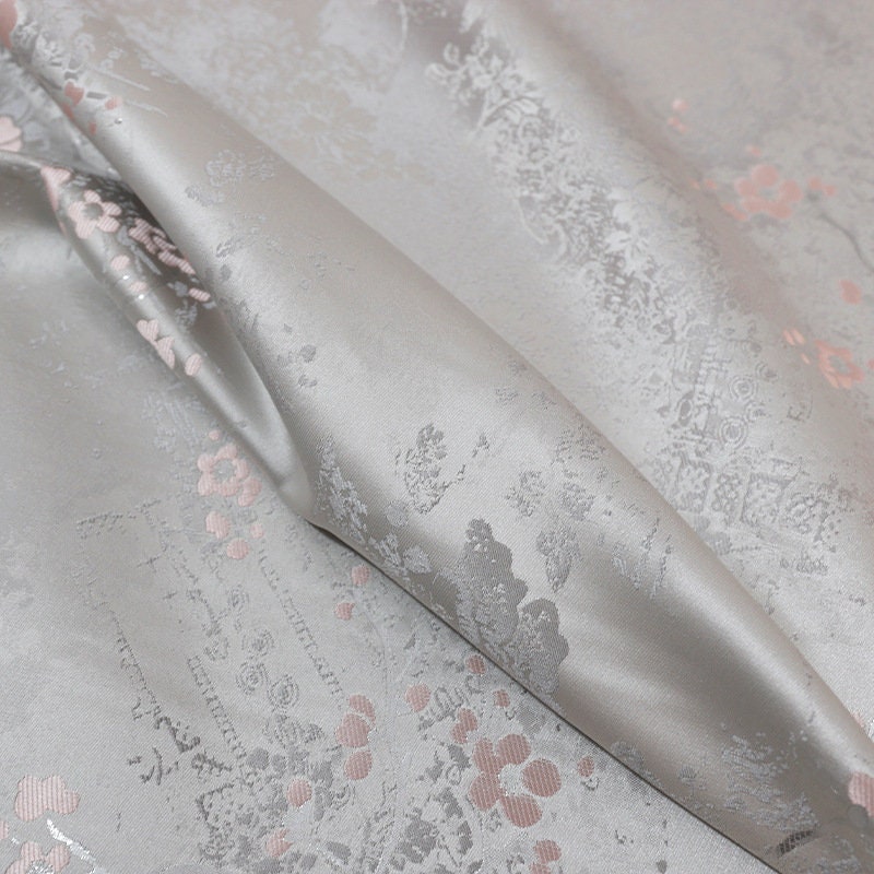 Tissu brocart Fleur de Prunier : Coussin Cheongsam argent et rose, 150 cm de large