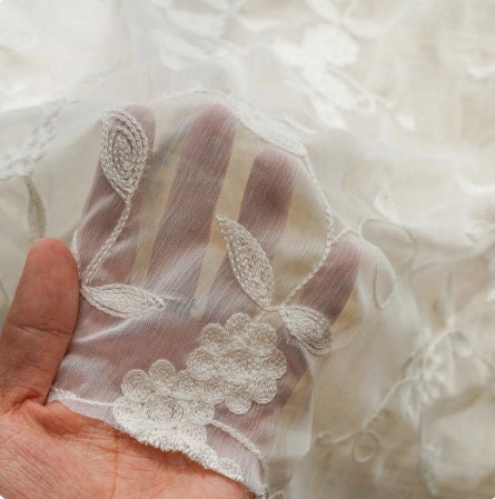 Tissu mousseline brodé de fleurs blanches : matière pour robe en soie 3D