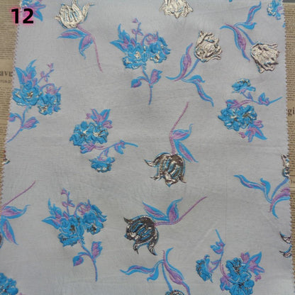 Tissu jacquard Magnolia à feuille d'or : Chenille florale pour ameublement, 142 cm de large