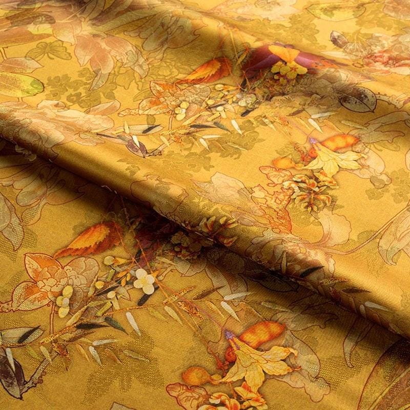 Tissu satiné de soie à motif floral thé : 150 cm de large, imprimé numérique abricot