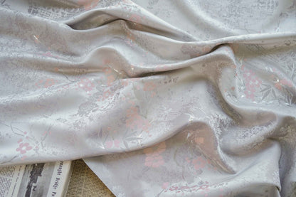 Tissu jacquard à motif papillon argenté : ameublement et costumes, 145 cm de large