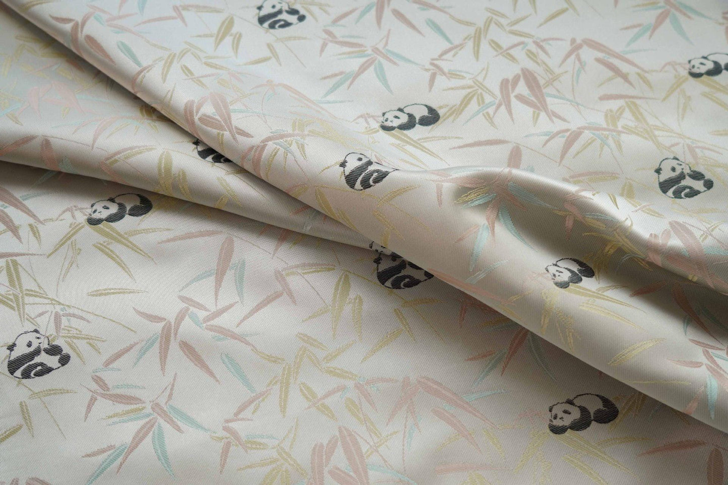 Tissu satiné brocart panda : 65 pouces de large, style couture chinoise