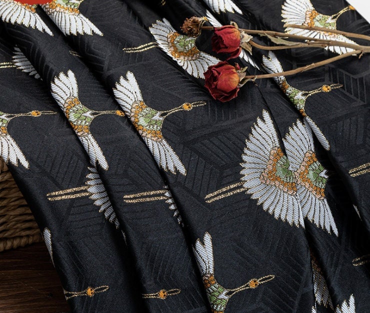 Tissu brocart japonais Nishijin : soie jacquard à motif de grues noires, 150 cm de large