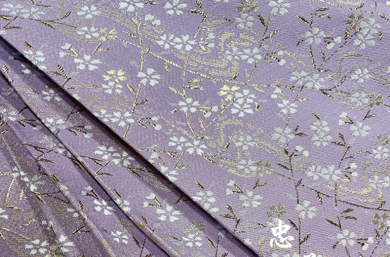 Tissu brocart Nishijin Ori : Robe kimono japonaise lilas, fil d'or (55 pouces de large)