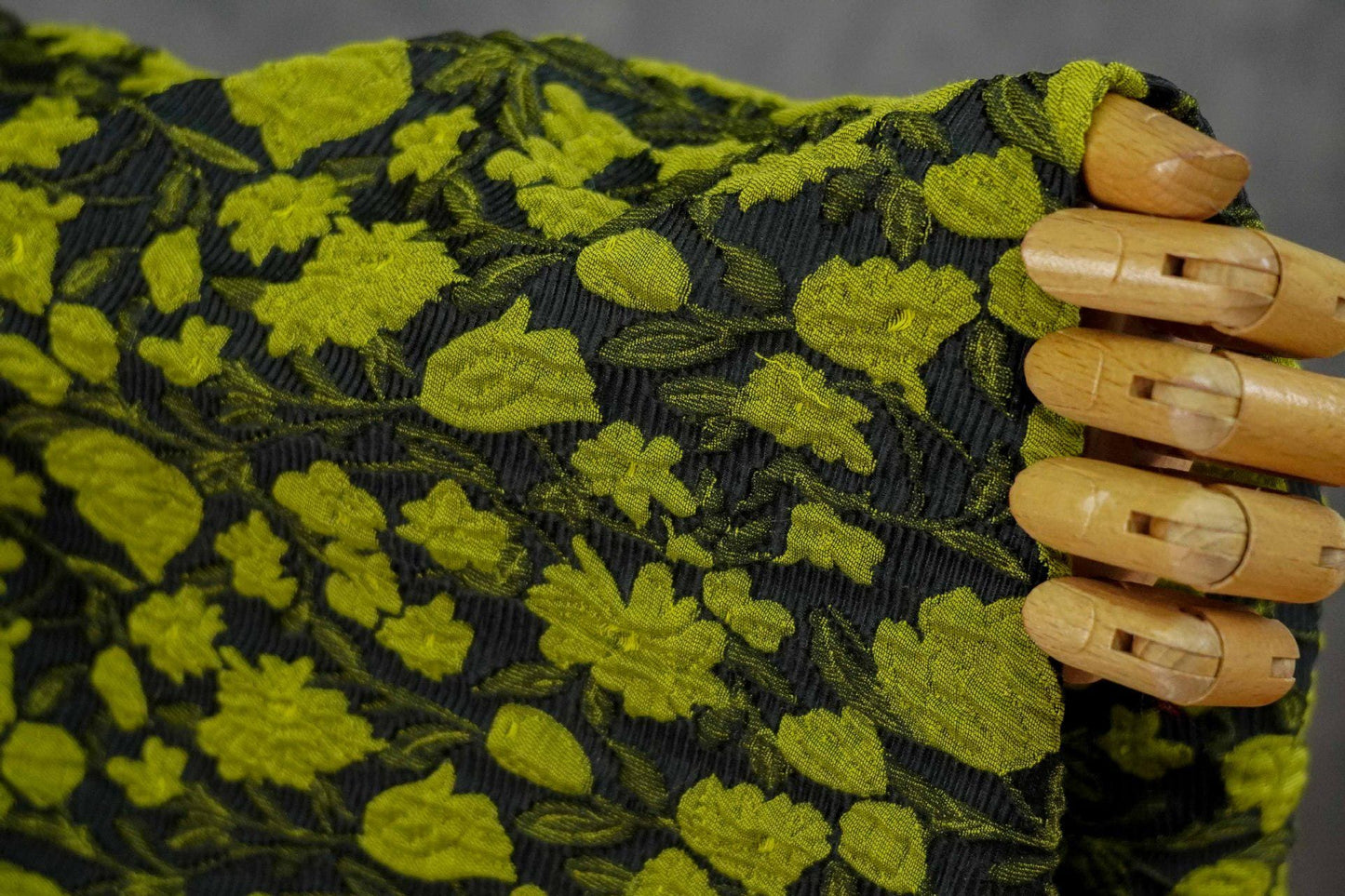 Tissu noir vintage gaufré à petits motifs floraux verts jacquard - Matériel de patchwork et de couture - Large