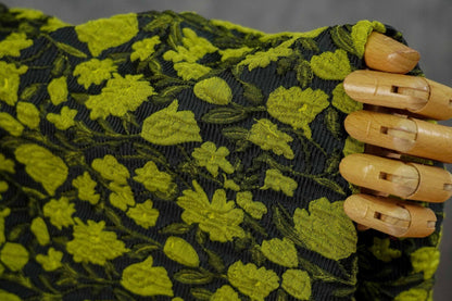 Tissu noir vintage gaufré à petits motifs floraux verts jacquard - Matériel de patchwork et de couture - Large
